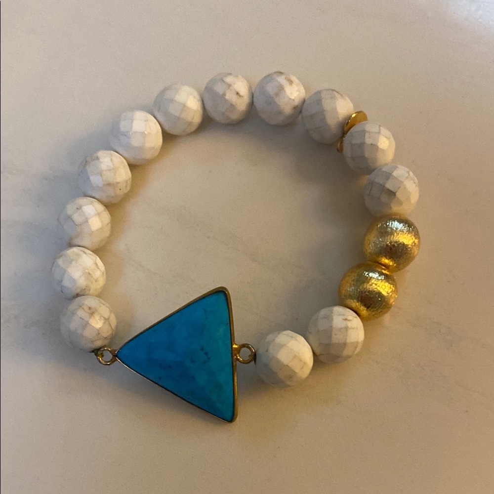 Elegant White and Gold Beaded Bracelet with Turquoise Accent